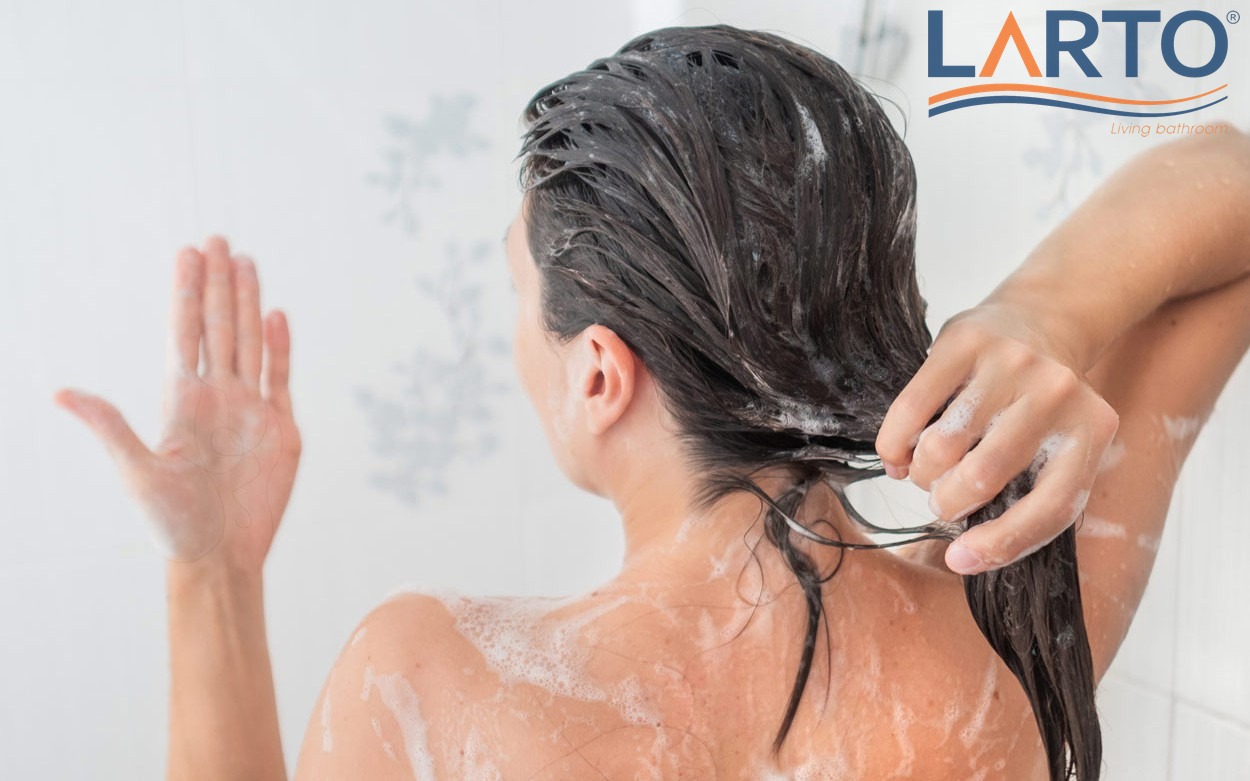 Tắm nước quá nóng có thể gây suy giảm hàng rào bảo vệ da và tóc