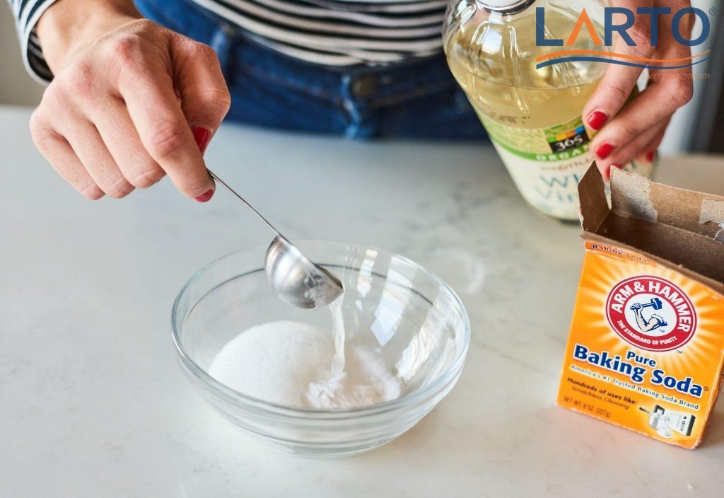 Ngoài việc thông tắc, phản ứng hóa học giữa baking soda và giấm còn giúp khử mùi