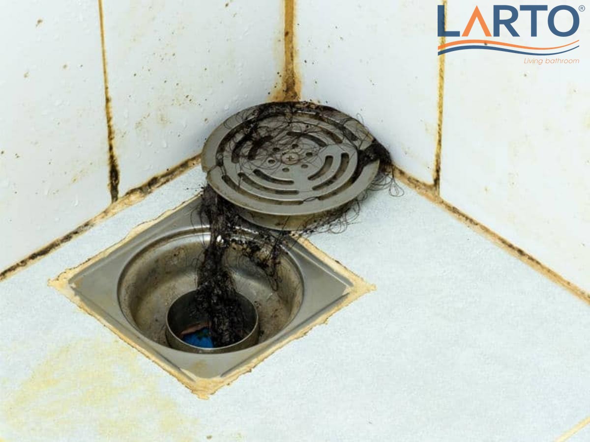 Tóc, lông và xà phòng đóng bánh lâu ngày sẽ phân hủy, tạo ra mùi hôi chua