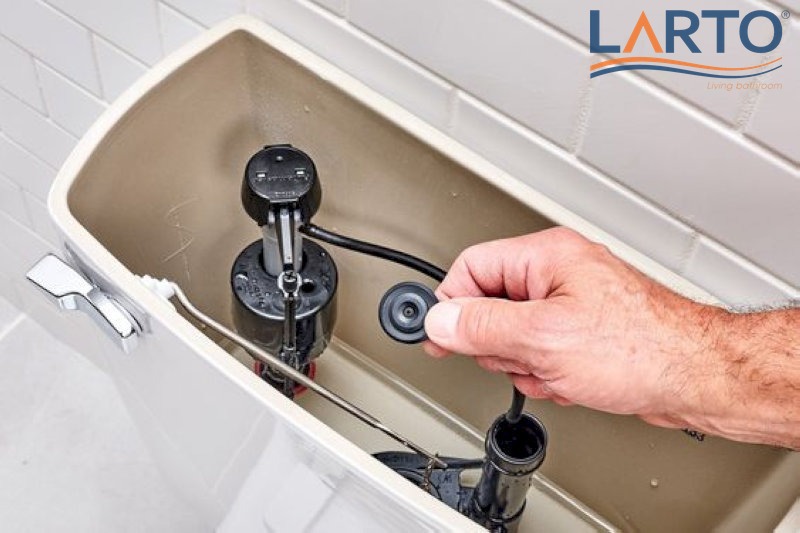 điều chỉnh vị trí phao để tránh phao bồn cầu không ngắt nước